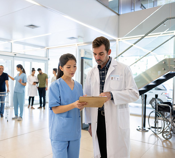Un médecin regarde le dossier d'un patient avec une infirmière à l'hôpital - MACSF