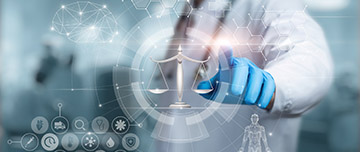 Un professionnel de santé pointe du doigt une balance représentée sur un écran virtuel - MACSF