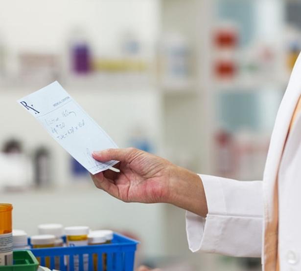 Un pharmacien consulte une ordonnance - MACSF