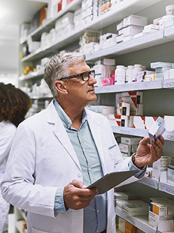 Deux pharmaciens sélectionnent des médicaments - MACSF