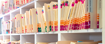 Des dossier médicaux posés sur des étagères - MACSF