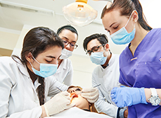 Une étudiante réalise un stage en chirurgie dentaire - MACSF