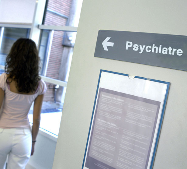 Jeune femme dans le couloir de l'hôpital se dirige vers le service de psychiatrie - MACSF