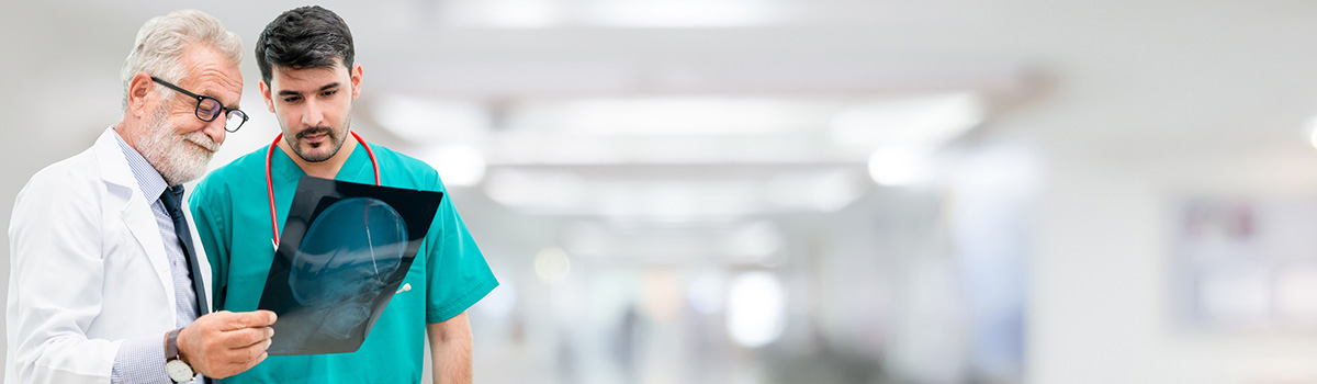Un médecin senior observe une radio avec un docteur junior - MACSF