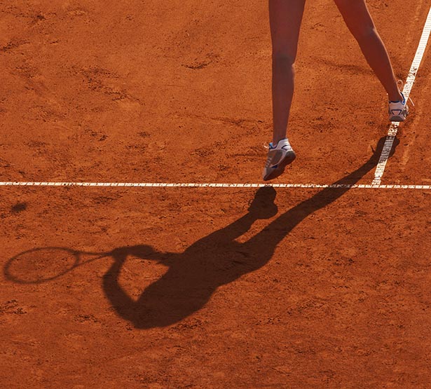 L'ombre d'une joueuse de tennis sur un court - MACSF