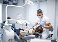 Un chirurgien-dentiste examine une patiente - MACSF
