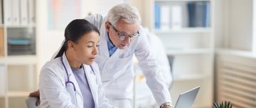 Médecin et son remplaçant assurés à la MACSF