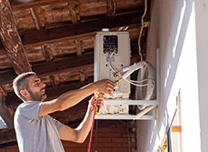 Installation d'une pompe à chaleur sur la façade d'une maison - MACSF