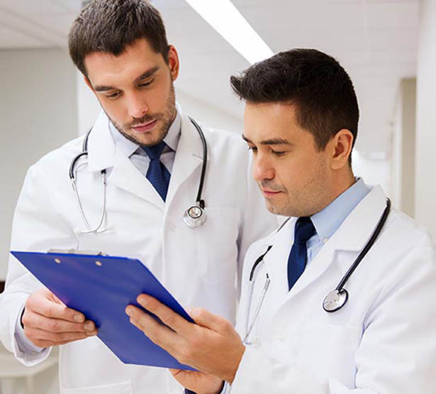 Deux médecins relisant un contrat de remplacement