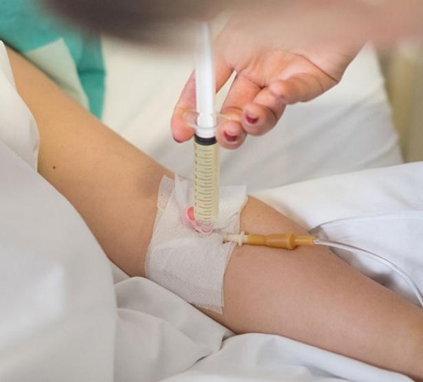 Une infirmière pose un Midline - MACSF