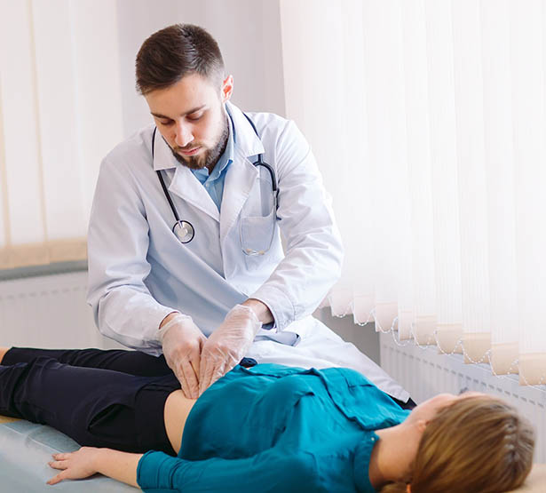 Un médecin examine une patiente | MACSF