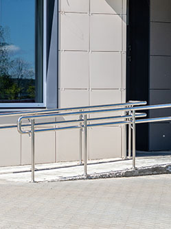 Rampe accès handicapé d'un centre médical | MACSF