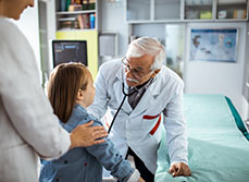 Un médecin senior écoute les bruits du cœur d'une jeune fille avec son stéthoscope - MACSF