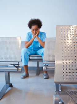 Une infirmière déprimée sur une chaise - MACSF