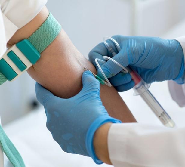 Une infirmière effectue un prélèvement sanguin | MACSF