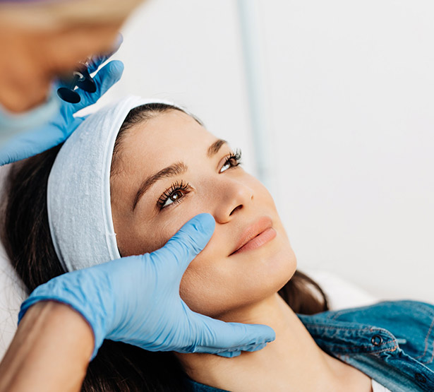 Un médecin réalise des soins esthétiques sur le visage d'une patiente - MACSF