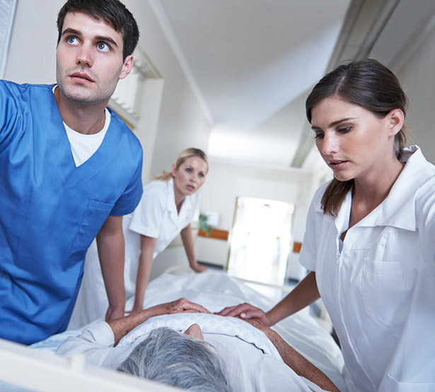 Infirmiers poussant un brancard à l'hôpital - MACSF