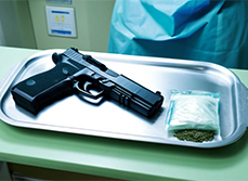 Une arme à feu et un sachet de marijuana déposés sur un plateau à l'hôpital - MACSF