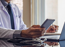 Un médecin collecte par téléphone les données médicales de son patient - MACSF