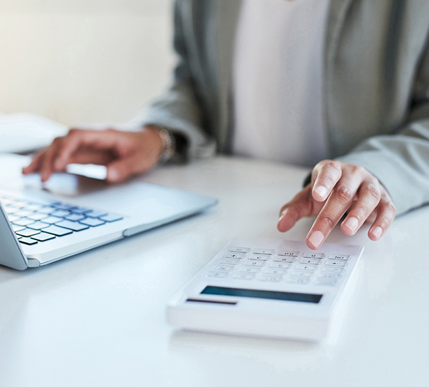 Une femme à son bureau - MACSF
