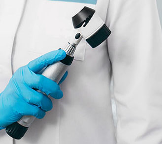 Un dermatologue tient un dermoscope - MACSF