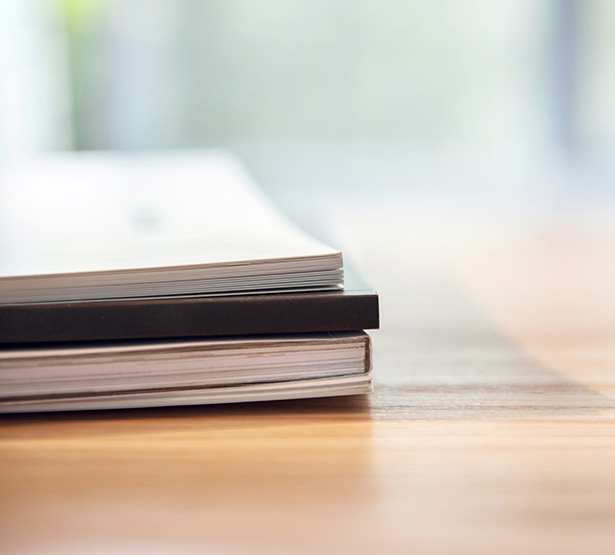 Une pile de documents posés sur un bureau - MACSF