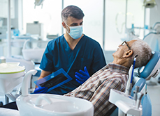 Le dentiste discute avec le patient âgé - MACSF