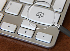 Loupe montrant le symbole d'une balance sur une touche de clavier d'ordinateur - MACSF