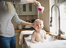 Un bébé prend son bain dans un évier - MACSF