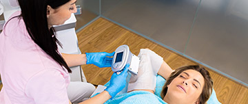 Cryolipolyse pratiquée sur le bras d'un femme - MACSF