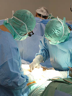 Une équipe chirurgicale pratique une intervention au bloc opératoire - MACSF