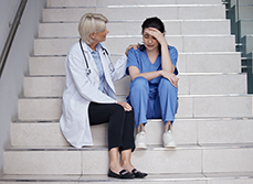 Un médecin réconforte une infirmière - MACSF