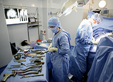 Pose d'une prothèse de hanche en service de chirurgie orthopédique - MACSF