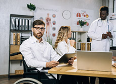 Un médecin en fauteuil roulant assiste à une réunion - MACSF