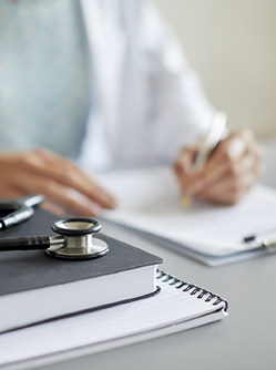 Médecin rédigeant un certificat - MACSF