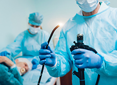 Sonde de coloscopie dans les mains du médecin - MACSF