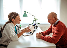 Une femme médecin présente un médicament à son patient - MACSF