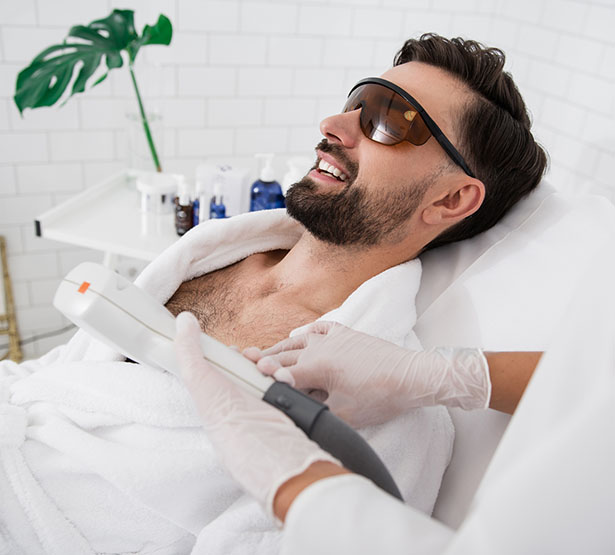 Un homme allongé sur la table de soins - MACSF