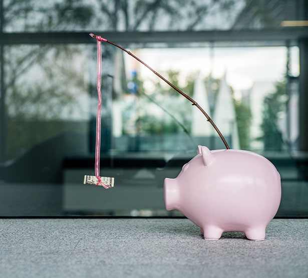 Un bâton avec un billet, accroché à une tirelire - MACSF