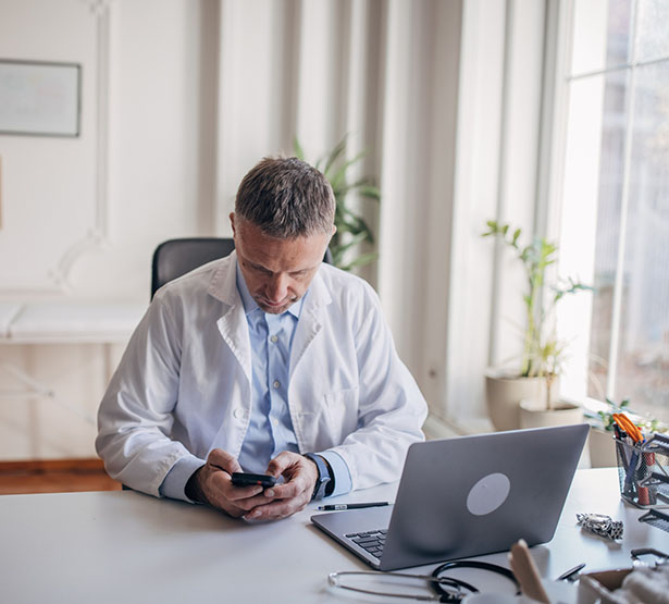 Un professionnel de santé regarde son téléphone - MACSF