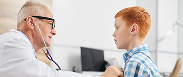Un pédiatre examine un jeune patient - MACSF