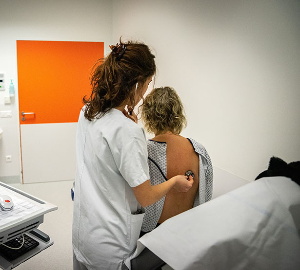 Une femme médecin ausculte une patiente - MACSF