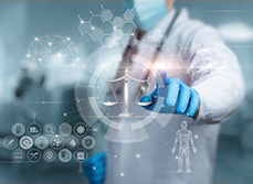 Un professionnel de santé pointe du doigt une balance représentée sur un écran virtuel - MACSF