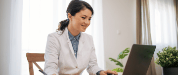 medecin devant ordinateur franchir le cap assurance prevoyance