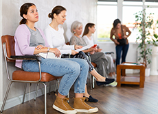 Cinq femmes patientes dans la salle d'attente - MACSF