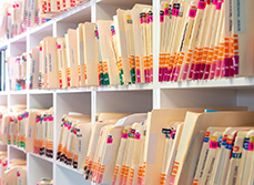 Des dossier médicaux posés sur des étagères - MACSF