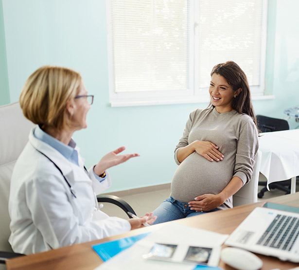 Un médecin discute avec une patiente enceinte - MACSF