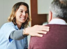 medecin femme avec son patient MACSF