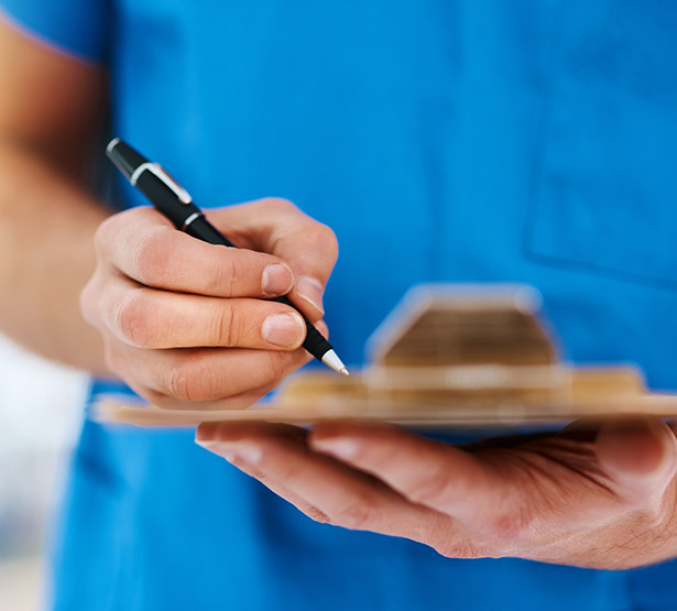 Une femme prend des notes - MACSF