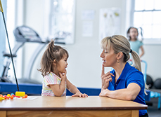 Séance de rééducation orthophonique avec une enfant - MACSF